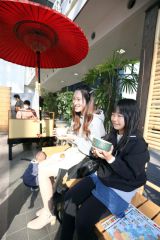 お茶を楽しむ来場者（３日午前１０時２０分ごろ、とかちプラザで。助川かおる通信員撮影）