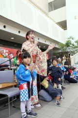 マイクをに手に歌声を響かせる加藤代表と子どもたち（３日午前１１時半ごろ、とかちプラザで。助川かおる通信員撮影）