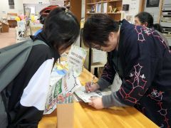 図書館クイズに挑戦した児童（左）
