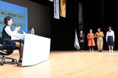 ４月から取り組んだプロジェクトの成果を発表する高校生。写真左は高木氏
