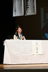高校生らの発表を聞き、コメントする高木氏