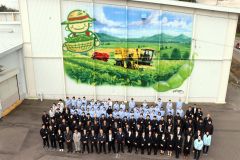 完成したスプレーアートの前で記念撮影するＪＡ中札内の職員ら