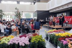 コンサートを楽しむ来場者（３日午前１０時半ごろ、とかちプラザで。助川かおる通信員撮影）