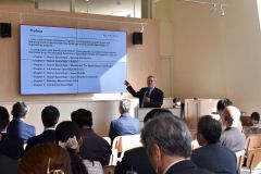 基調講演で過去の事故事例や教訓を語るシーマン氏