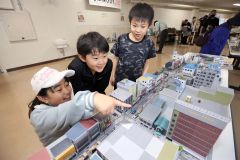 常設展示されたジオラマを見て笑顔を見せる子ども（助川かおる通信員撮影）