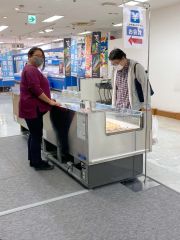 オープン初日、新しく設置された十勝コーナーで商品を見る客