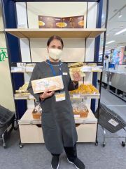 商品を手にする徳島アミコの販売員