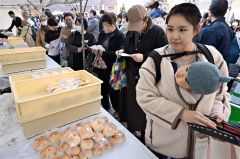 お目当てのあんパンを買い求める来場者（４日午前１１時１０分ごろ、須貝拓也撮影）