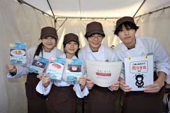 清水高校の販売ブースは開始早々に売り切れとなった（４日午前１１時１５分ごろ、須貝拓也撮影）