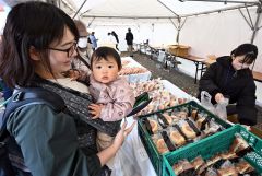 お目当てのあんパンを買い求める来場者（４日午前１１時１０分ごろ、須貝拓也撮影）