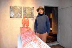 「絵画彫刻」の作品と鈴木さん