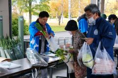 格安の野菜や牛肉を買い求める客でにぎわった農大市