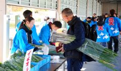 格安の野菜や牛肉を買い求める客でにぎわった農大市