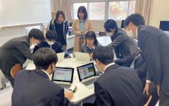 プログラミングに取り組む生徒