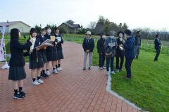 ワイン城前から高校生とツアーに出発する参加者（右側）