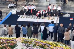 力強く筆を進める芽室高校書道部の部員ら