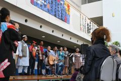 国の音楽を披露した「ミュージックタイム」で盛り上がったトークショー（５日午前１０時１５分ごろ、とかちプラザ）