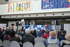 ○×クイズなどで盛り上がったトークショー（５日午前１０時１０分ごろ、とかちプラザ）