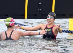 【女子１０ｋｍ】フィニッシュ後、１位の梶本一花（左、枚方ＳＳ）と健闘をたたえ合う２位の蝦名愛梨（右）＝金野和彦撮影