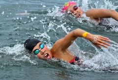 【女子１０ｋｍ】梶本一花（右、枚方ＳＳ）とトップを争う蝦名愛梨（手前）＝金野和彦撮影