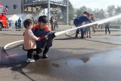 放水体験する子ども