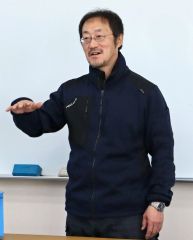土づくりについて説明する根本教諭