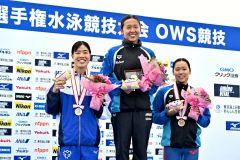 女子１０ｋｍの表彰で笑顔で記念写真に収まる（左から）２位の蝦名愛梨、優勝の梶本一花、３位の奥園心咲（金野和彦撮影）