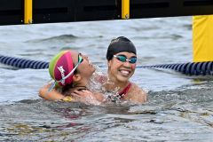 女子１０ｋｍで優勝した梶本一花（左）と抱き合って健闘をたたえ合う蝦名愛梨（右）＝金野和彦撮影