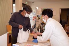 特殊詐欺被害防止に協力を 本別署陸別駐在所 薬局に注意促すカード配布 2