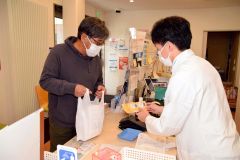 特殊詐欺被害防止に協力を 本別署陸別駐在所 薬局に注意促すカード配布 3