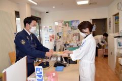 特殊詐欺被害防止に協力を 本別署陸別駐在所 薬局に注意促すカード配布 4