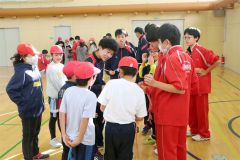 班に分かれて自己紹介をする小中校生