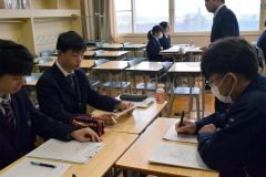 事業者の代表や職員と意見交換する生徒