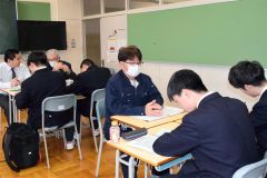 事業者（左奥、中央）と意見交換する生徒