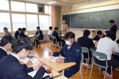事業者と生徒の意見交換が行われた会場