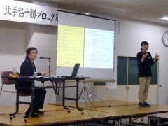 講演する小室さん
