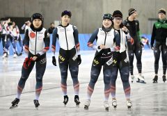 リラックスした表情を見せる女子団体追い抜きのメンバー