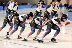 プッシュ戦術で練習する女子団体追い抜きのメンバー