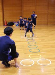 「ケンパ」では色分けした輪に右足と左足を決め、徐々に輪の数を増やしていく