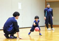 ドリブルの動作ではボールをつくときに膝も曲げるようにアドバイスする