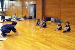 「チーターさん」で両手のつく位置を説明する清水さん