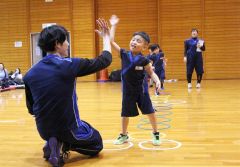 上手にできたら元気によくハイタッチ