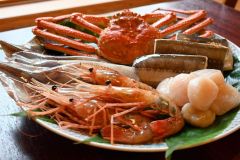 ホタテなどの旬の魚介を使用したメニューを提供する