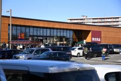 満車になった無印良品とハピオ（手前）の駐車場（８日午前１０時５分ごろ）