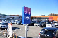 満車の駐車場（８日午前９時３５分ごろ）