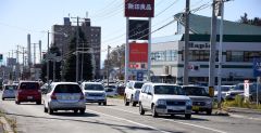 無印良品に入店を待つ車列が、一時国道まで伸びる場面もあった