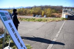 無印良品から１キロほど離れた音更側河川敷の臨時駐車場。複数台が利用していた（８日午前１０時４０分ごろ）