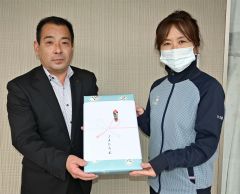 鯖江組合長から賞品を受け取る三浦さん（右）