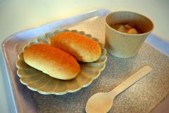 健康診断受診者に提供しているパンと野菜スープ