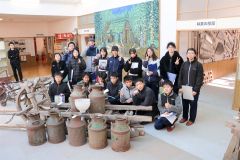 町郷土史料収蔵庫「ふるさと館」で歴史を学んだ生徒